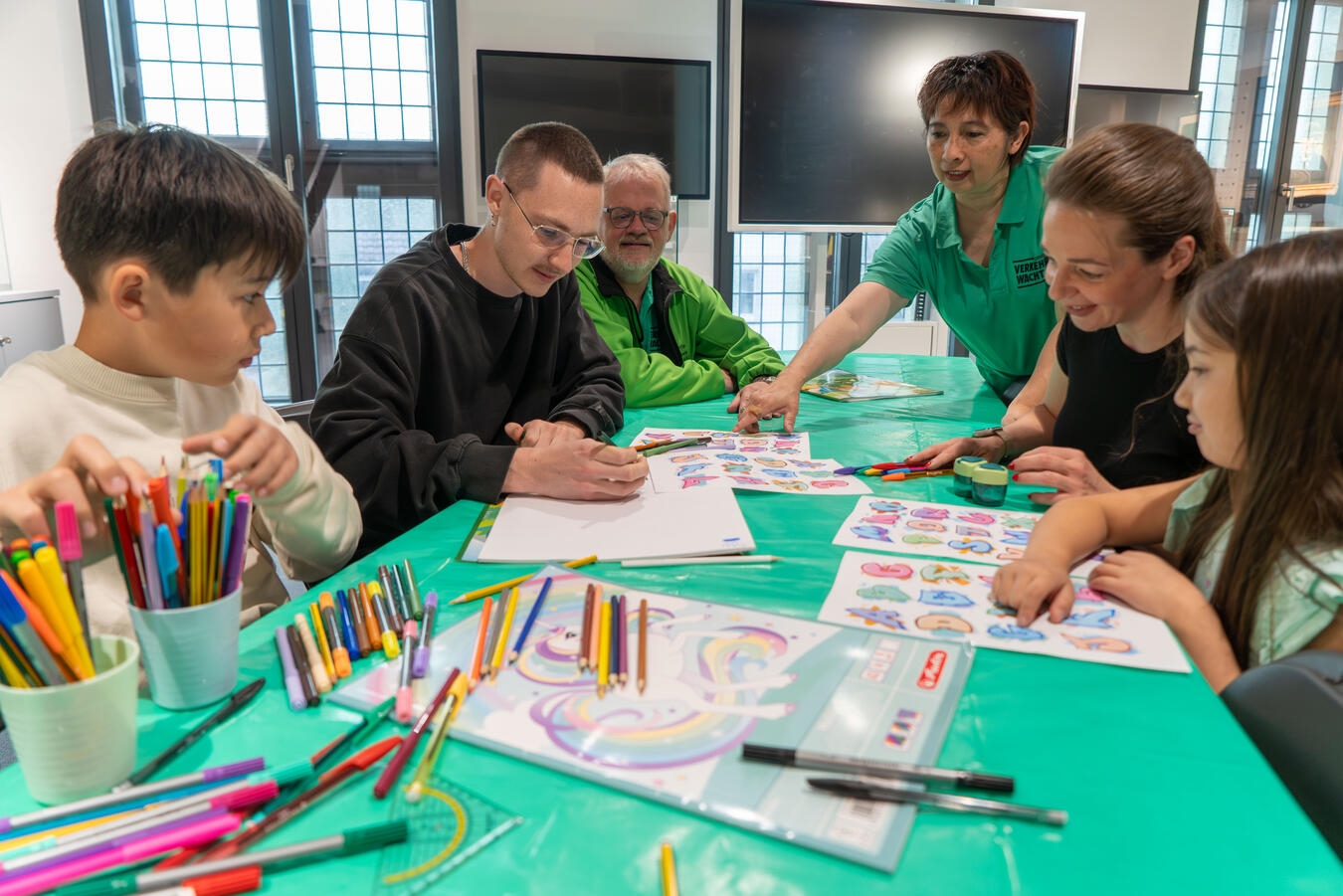 "Kreative Workshops: Banner-Vorlagen für Kreisverkehrswacht Kleve, bereit für Schulen, Foto von Gerhard Seybert"