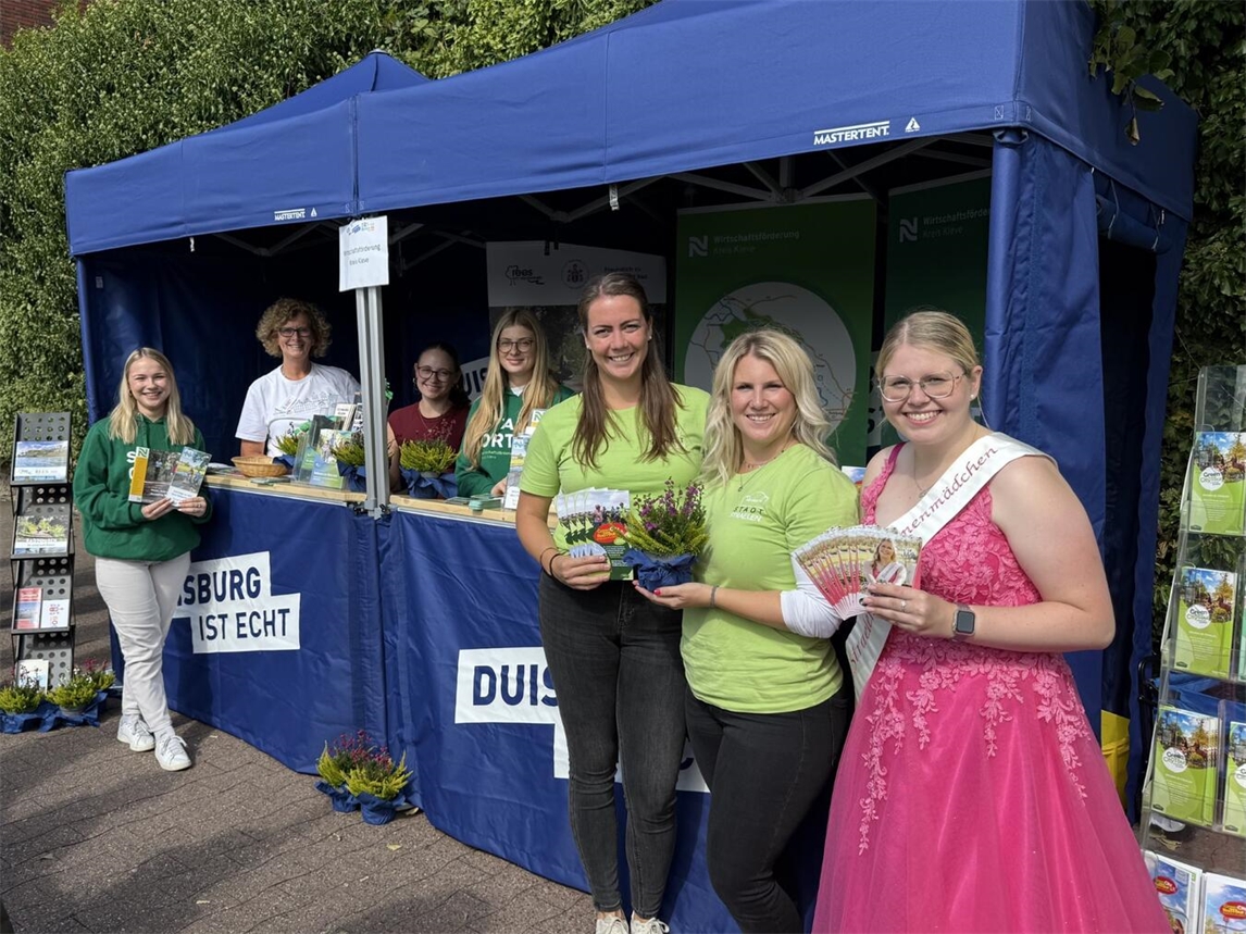 Gruppe von Wirtschaftsvertreterinnen des Kreises Kleve beim Ruhrorter Hafenfest.