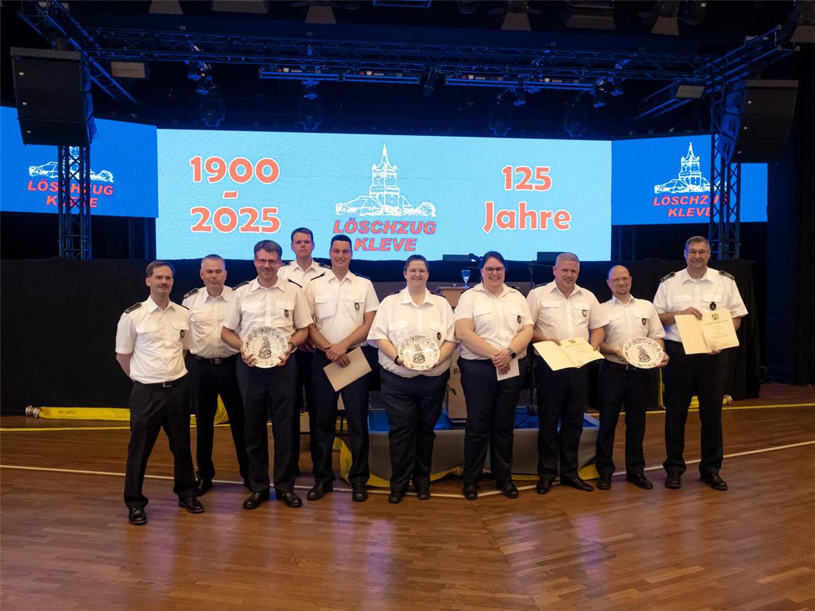 ine Reihe von Ehrungen standen beim Stadtfeuerwehrfest auf dem Programm. Foto: Feuerwehr Kleve