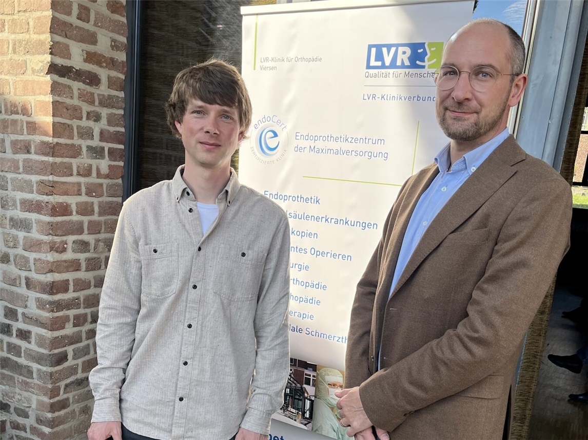 Informieren über das Thema Hüfte und Gelenkersatz: Oberarzt Dr. Tim Schuler (links) und Oberarzt PD Dr. Sebastian von Hertzberg-Bölch.Foto: LVR-Klinik für Orthopädie Viersen