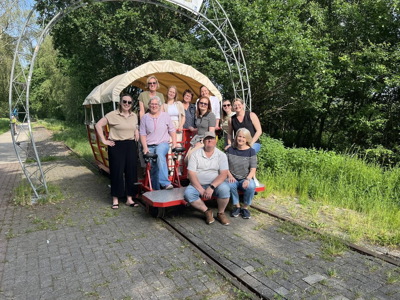 "Infotour mit Draisine auf stillgelegter Bahnstrecke, Foto: Grenzland-Draisine"