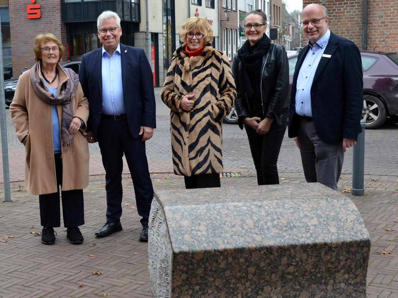 Inge Gewaltig (Verein der Freunde Kalkars), Notker Becker (Rheinischer Sparkassen- und Giroverband), Dr. Britta Schulz (Stadt Kalkar), Lioba Rochell (Verein der Freunde Kalkars) und Ludger Braam (Sparkasse Rhein-Maas; v.l.) freuen sich über die Dauer-Leihgabe. Foto: Klaus-Dieter Stade