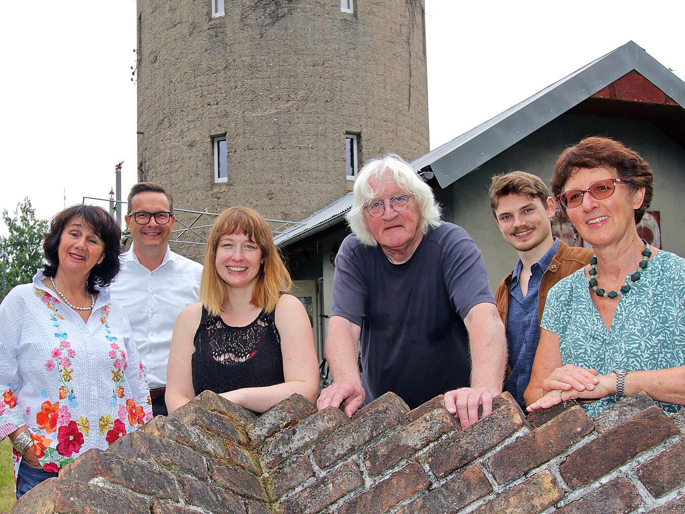 Inge Ruhs, Bürgermeister Sven Kaiser, Stipendiatin Kathrin Edwards, Peter Busch, Marcel Rüffreck und Dr. Christel Terhorst (v.l.n.r.) laden zum 25. Turmstipendium ein.NN-Foto: Theo Leie