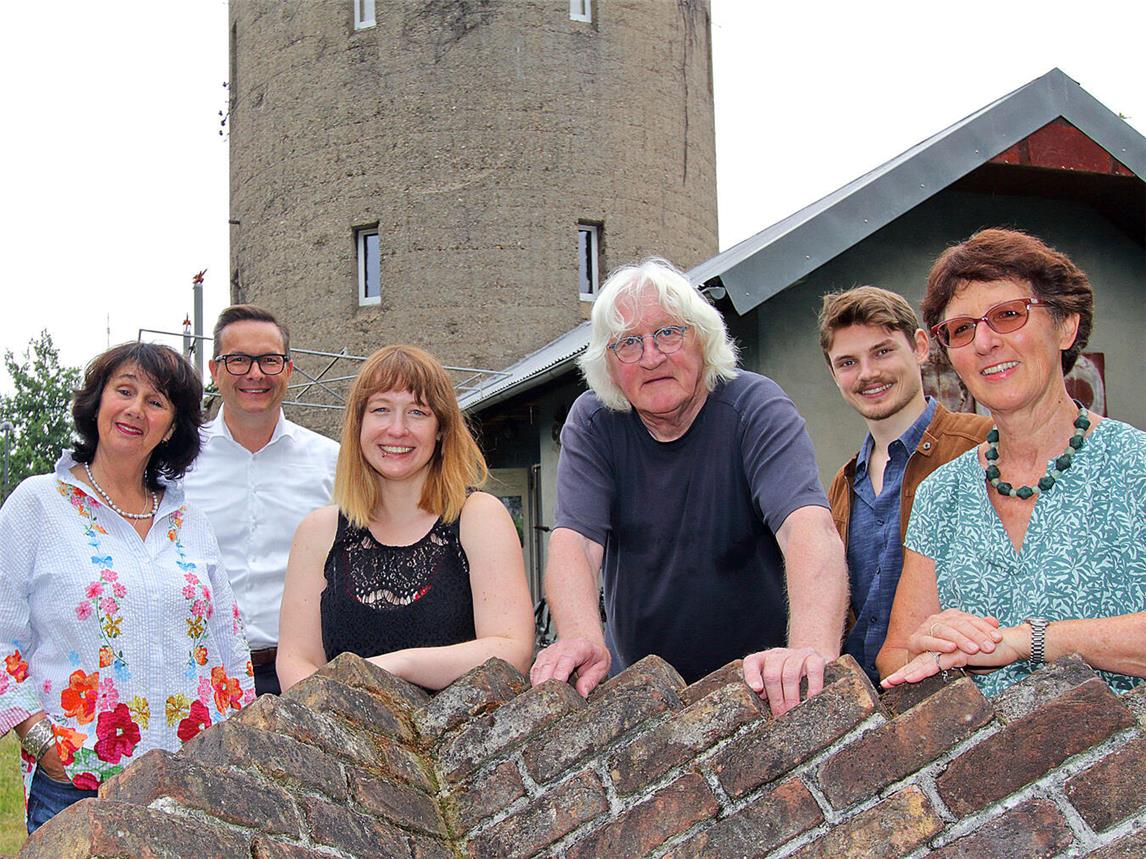 Inge Ruhs, Bürgermeister Sven Kaiser, Stipendiatin Kathrin Edwards, Peter Busch, Marcel Rüffreck und Dr. Christel Terhorst (v.l.n.r.) laden zum 25. Turmstipendium ein.NN-Foto: Theo Leie
