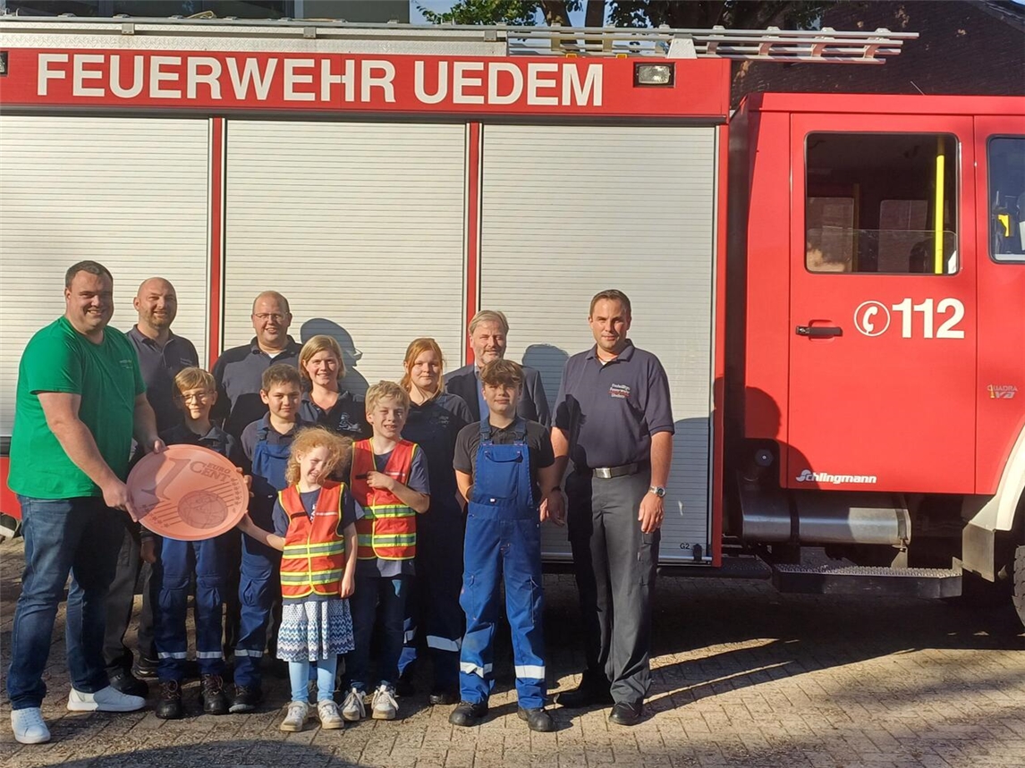 Ingo Ewald, stellvertretender Betriebsratsvorsitzender des Standorts Wesel bei Westnetz; Stefan Voß, Freiwillige Feuerwehr Uedem; Klaus Hellfeld, Freiwillige Feuerwehr Uedem; Jennifer Janßen, Freiwillige Feuerwehr Uedem; Rainer Weber, Bürgermeister und Alexander Janßen, Leiter der Freiwilligen Feuerwehr Uedem freuen sicher über die Spende. Foto: Westnetz