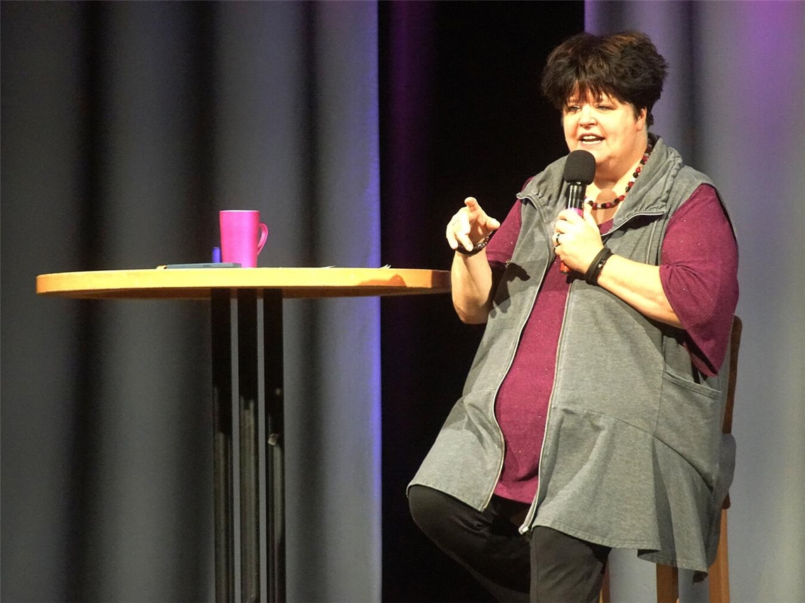 Ingrid Kühne trumpfte im ausverkauften Bürgerhaus mit Anekdoten und Geschichten aus dem niederrheinischen Alltag auf. Foto: Stadt Rees