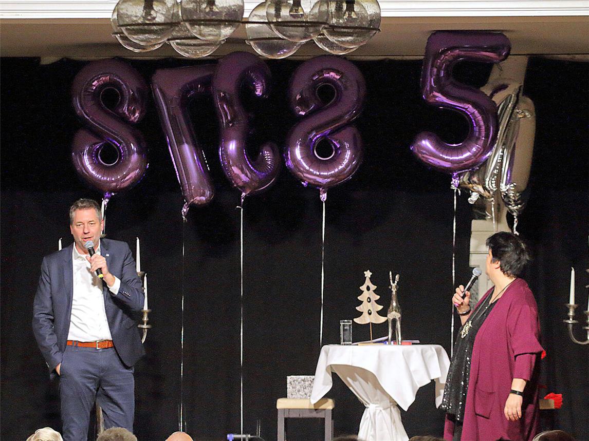 Ingrid Kühne und Markus Hermsen von der Volksbank Niederrhein gaben am Anfang des Abends die vorläufige Spendensumme durch. NN-Fotos (4): Theo Leie