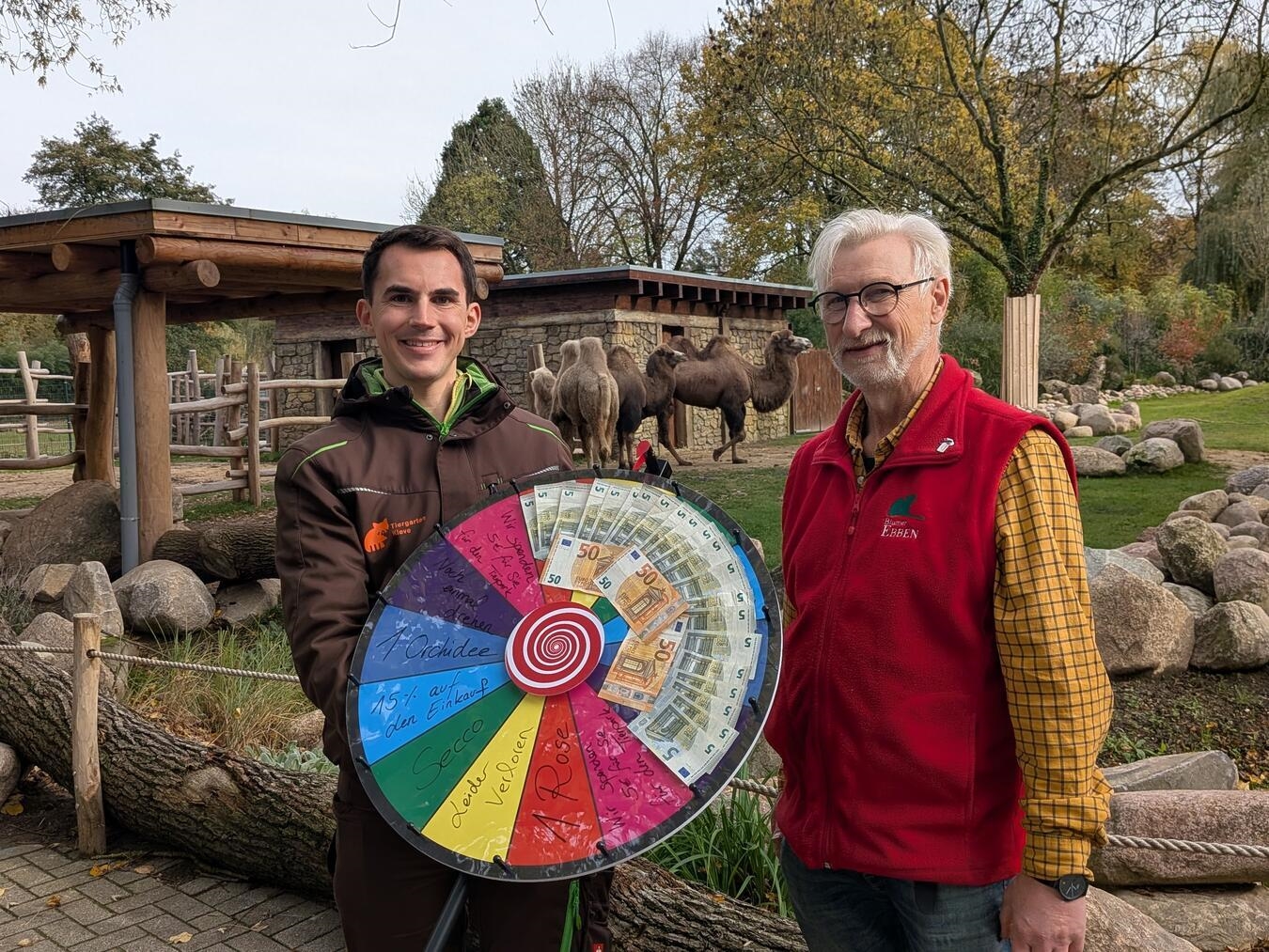 Inhaber Franz Ebben überreichte die Spende persönlich an Tiergartenleiter Martin Polotzek. Foto: Tiergarten Kleve