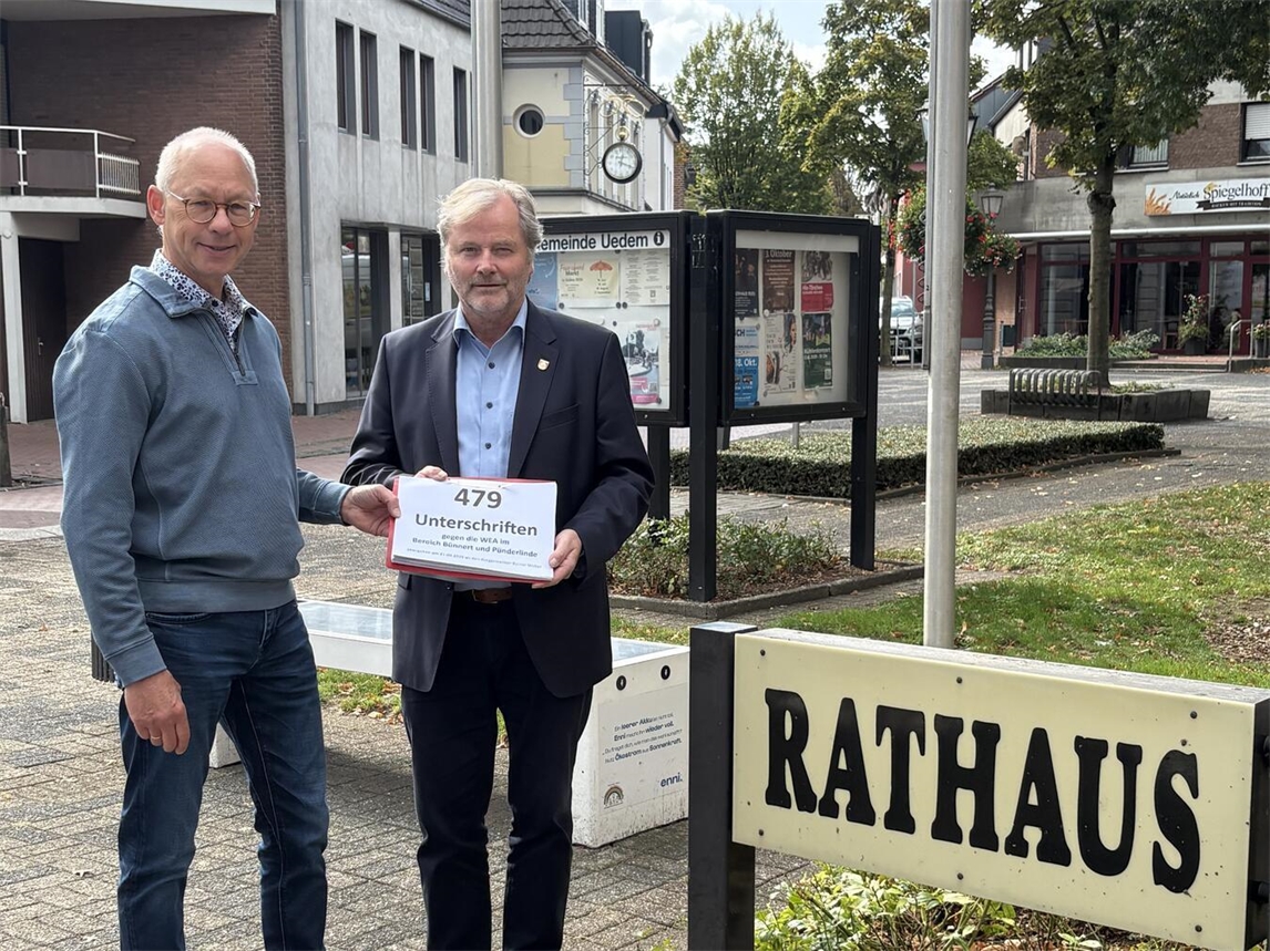"Martin Perret überreicht Unterschriftenliste an Bürgermeister Rainer Weber, Foto: privat"