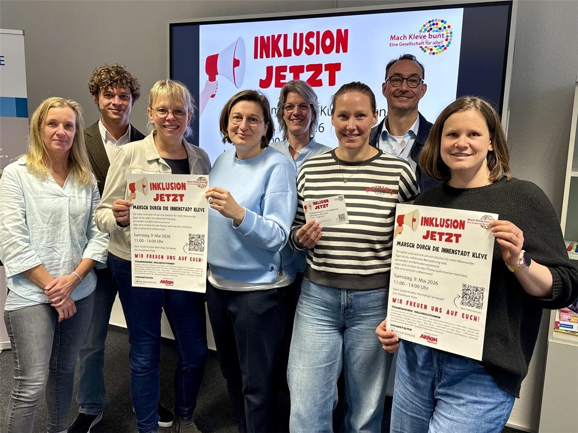 „Inklusion Jetzt“ und ein buntes Kleve fordern die Vertreter der Netzwerk-Teilnehmer. NN-Foto: SP