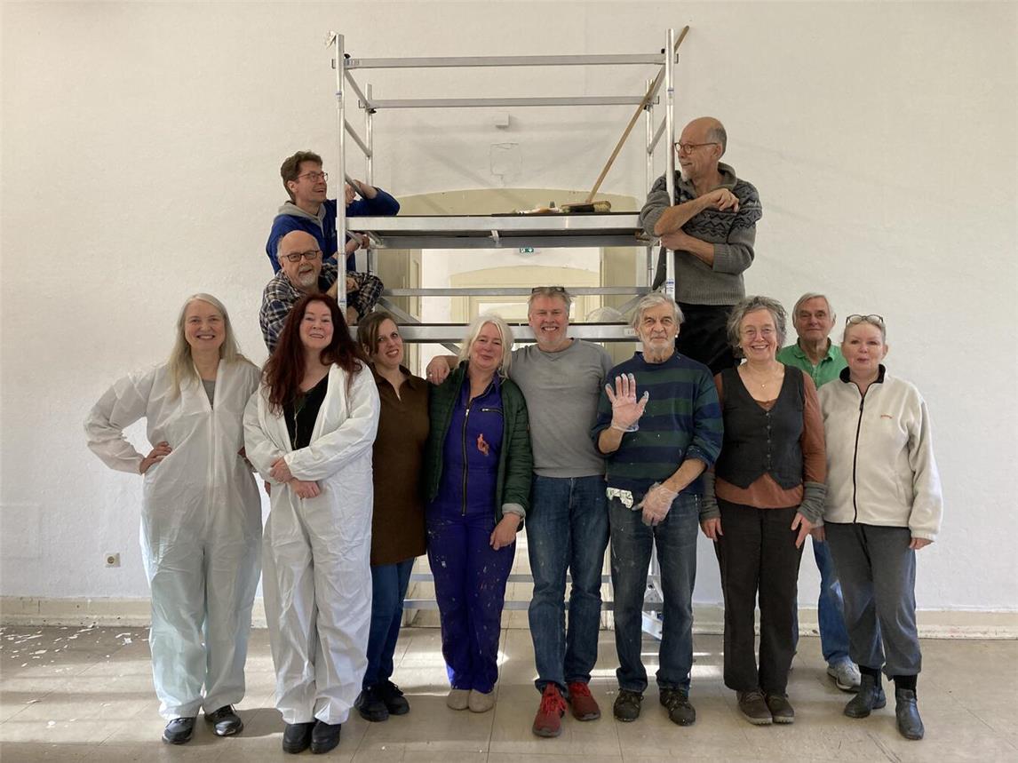 Insgesamt 16 ehrenamtliche Helfer haben sich zusammengefunden, um gemeinsam Renovierungsarbeiten auszuführen. Foto: ArToll