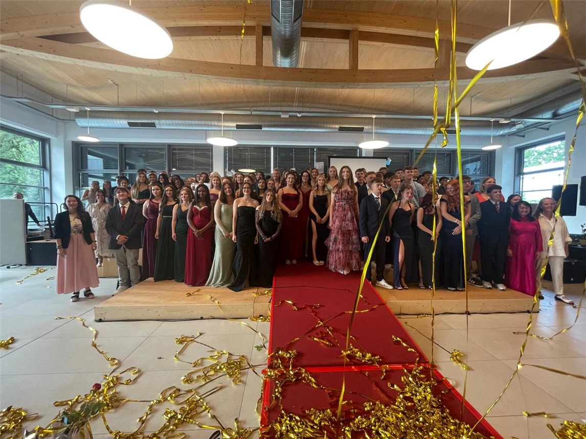"161 Schüler Abschluss 10. Jahrgang Gesamtschule am Forstgarten, Gruppenfoto, Schulabschluss 2023"