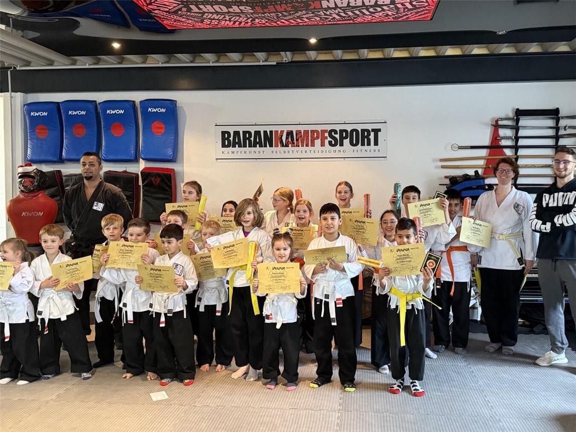 Insgesamt 21 Kinder, Jugendliche und Erwachsene stellten sich der Herausforderung der Gürtelprüfung. Foto: Kempo Kleve