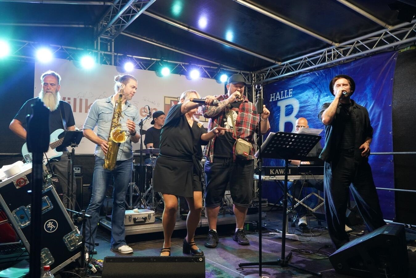 Johannes Oerding als Überraschungsgast beim Sommerfest "23 Musiker in drei Bands heizen trotz Regen die Stimmung an, Konzertabend, Foto von Gerhard Seybert"