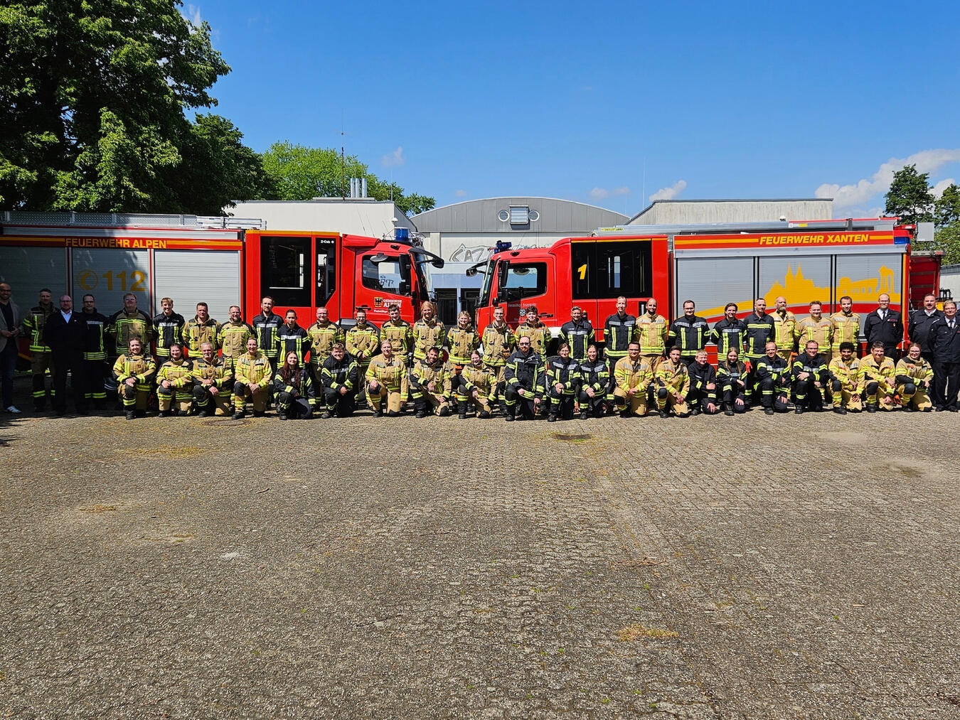 "24 Teilnehmer, darunter 7 Frauen, feiern erfolgreiche Abschlussprüfung bei Feuerwehr Sonsbeck"