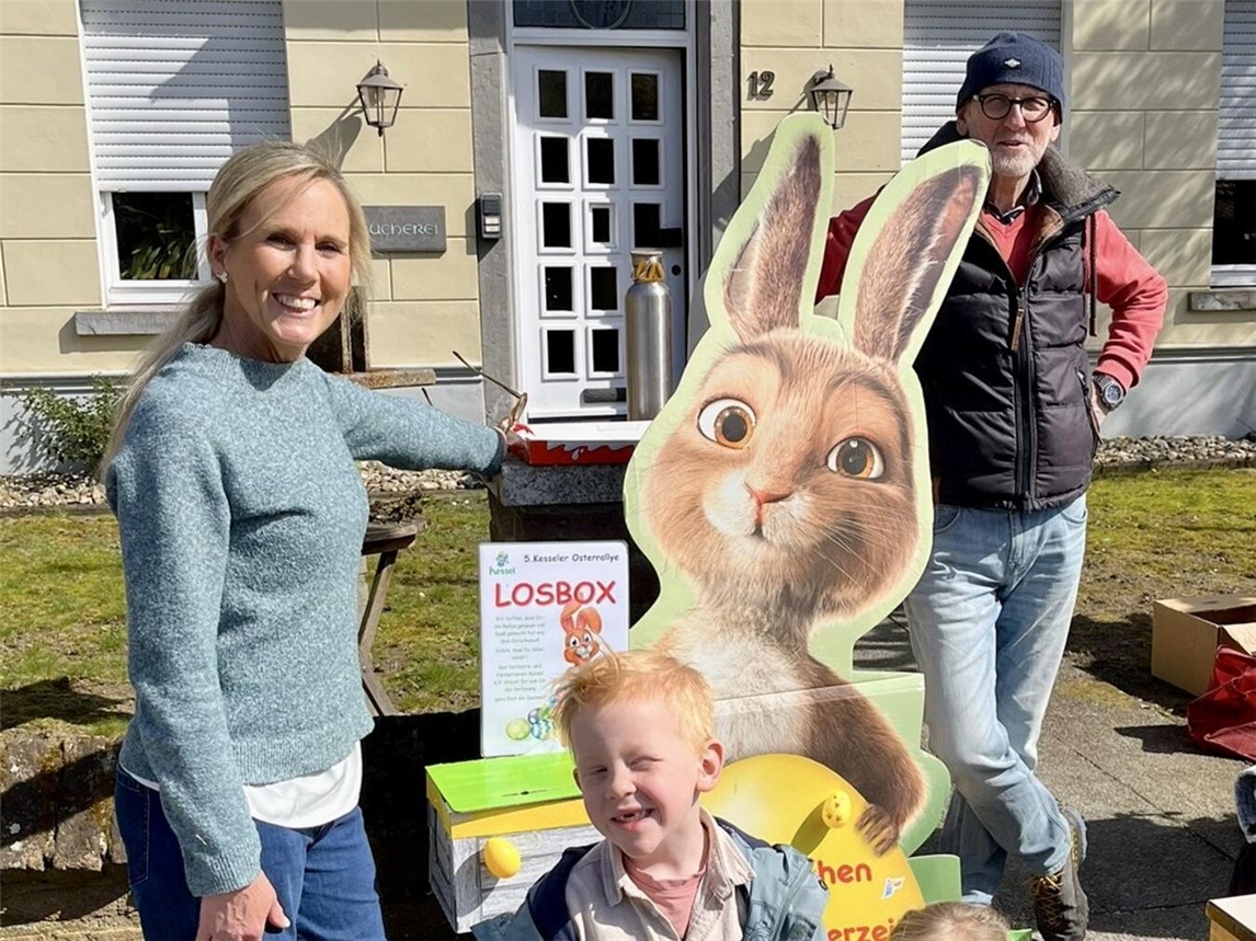 "57 Kinder bei der Osterrallye des VHV Kessel, fröhliche Teilnehmer im Freien, Gemeinschaftsaktivität, Osterveranstaltung 2023"