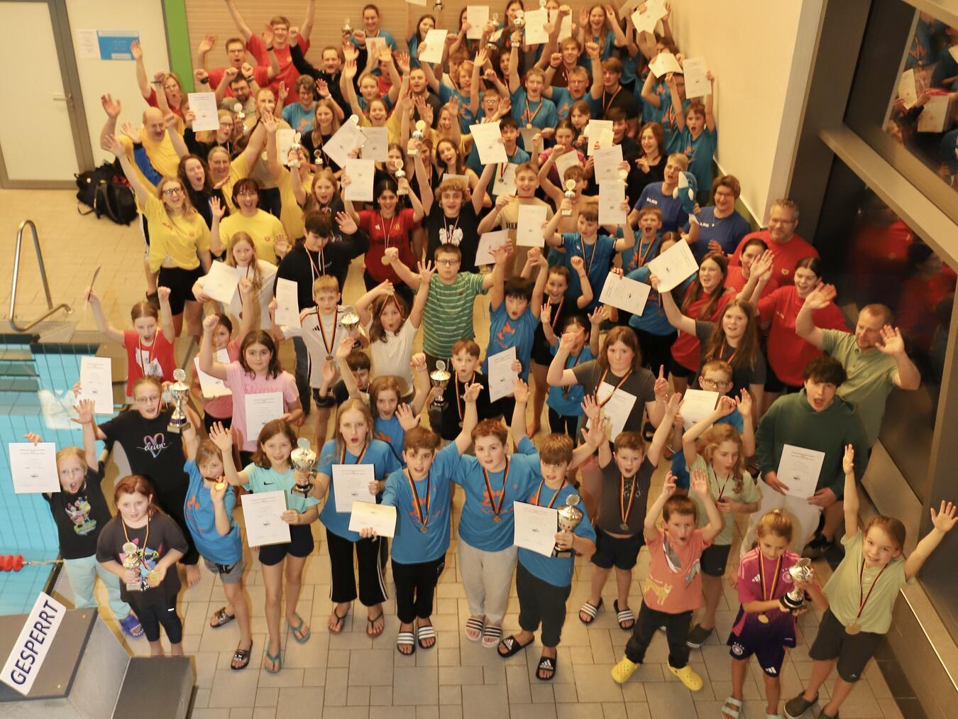 Insgesamt 72 Rettungssportler vom Kind bis zum Erwachsenen stellten ihr schwimmerisches Können unter Beweis. Foto: Falk Neutzer DLRG Goch