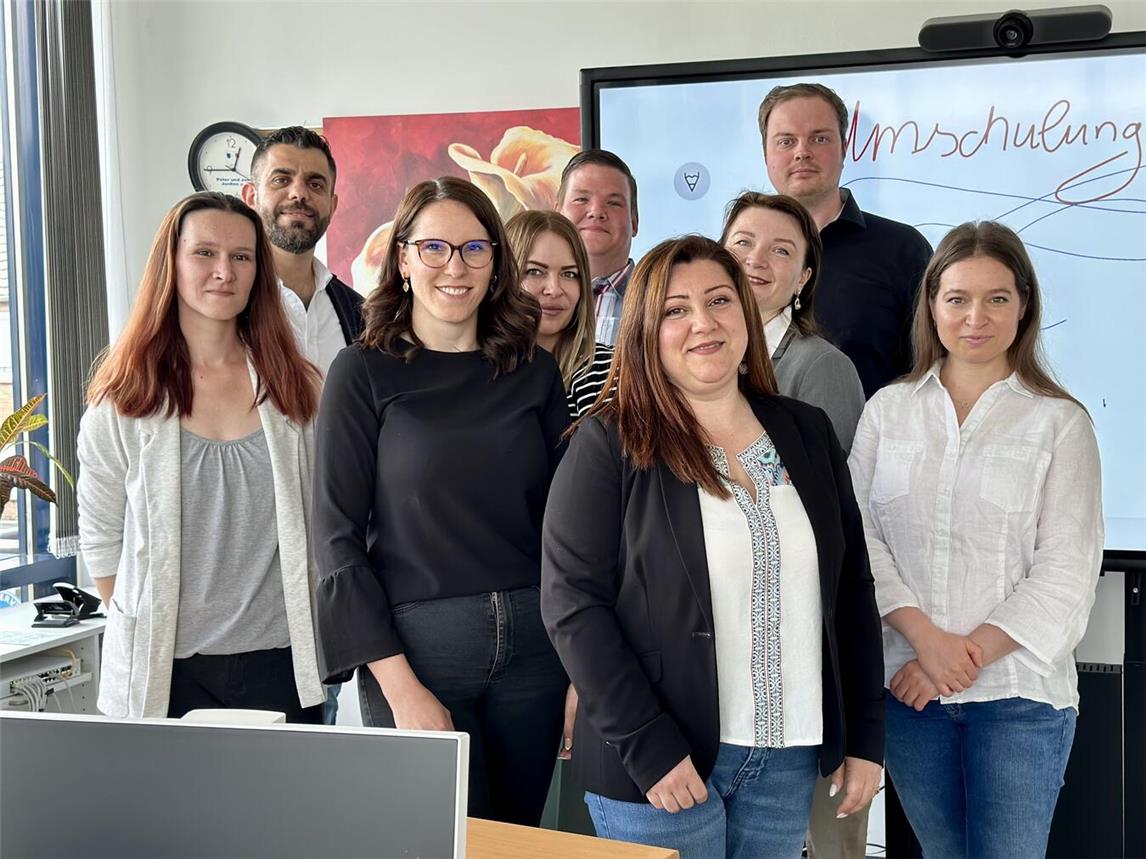 Insgesamt elf Umschüler aus Bedburg-Hau, Goch, Kevelaer und Kleve haben jetzt ihre Abschlussprüfungen bestanden und können künftig als Kaufleute für Büromanagement in Wirtschaft und Verwaltung arbeiten. Foto: SOS-Kinderdorf Niederrhein / Katrin Wißen