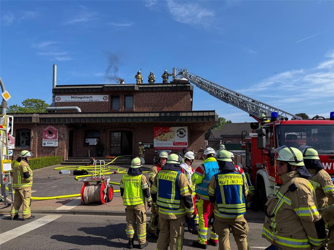 Insgesamt waren 65 Einsatzkräfte aus mehreren Einheiten der Feuerwehr Kleve bis in die späten Abendstunden im Einsatz. Foto: Feuerwehr Kleve