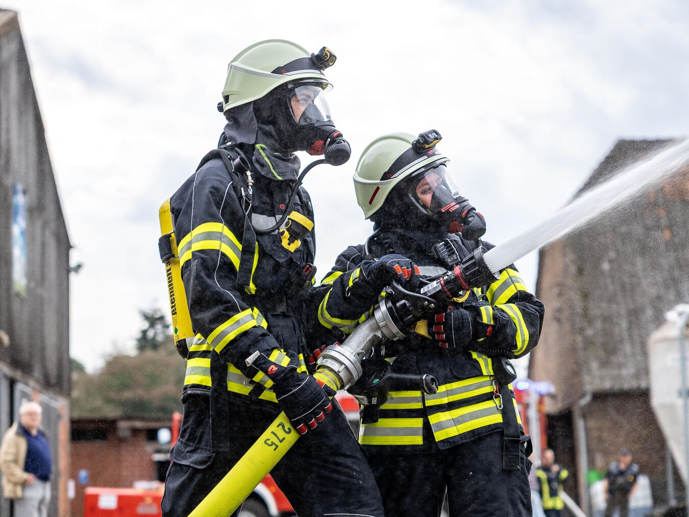 "Feuerwehrübung mit 15.000 Litern Wasser im Einsatz, Pendelverkehr, Bedburg-Hau"