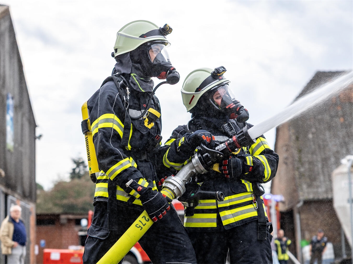 "Feuerwehrübung mit 15.000 Litern Wasser im Einsatz, Pendelverkehr, Bedburg-Hau"