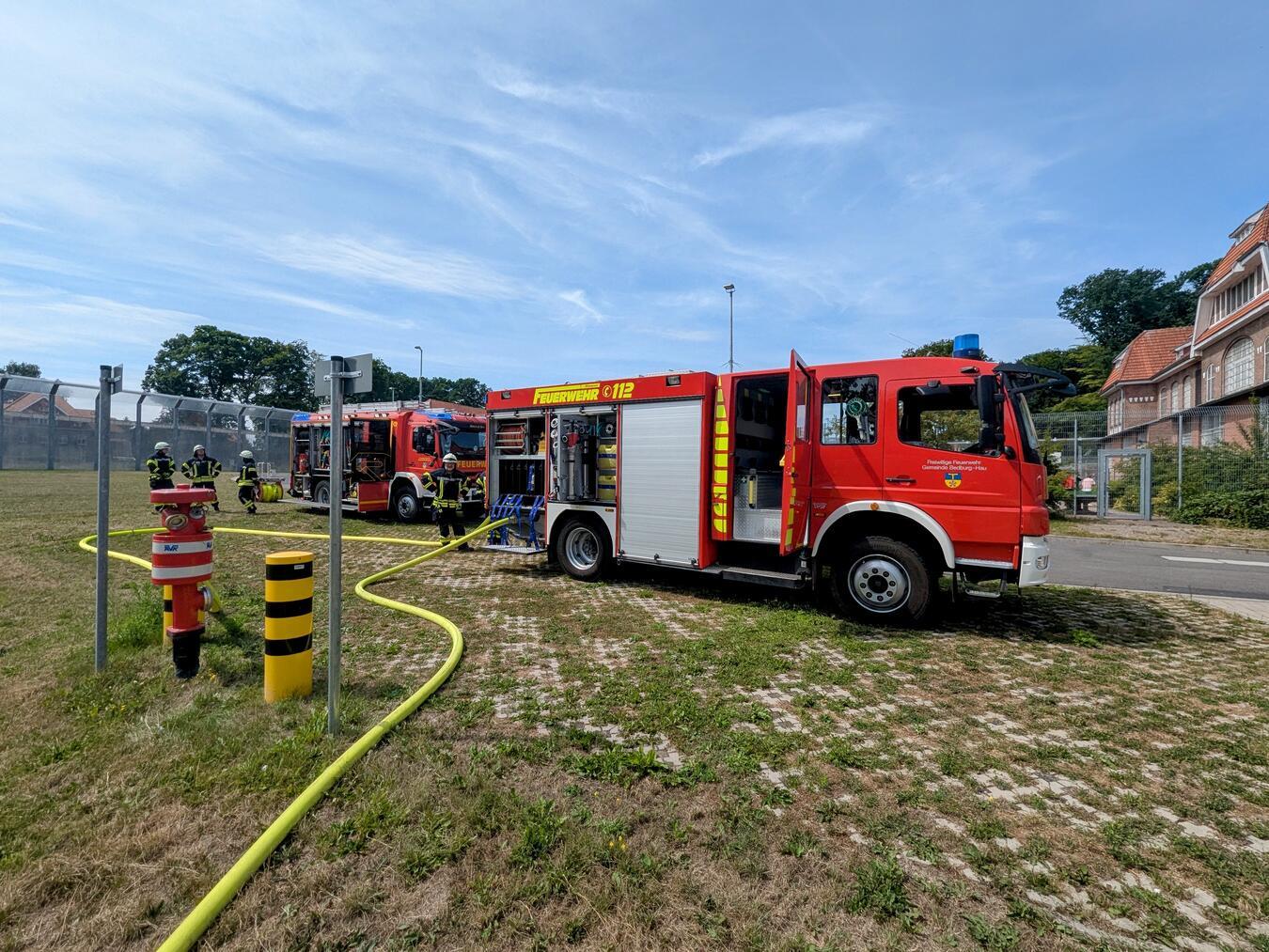 Insgesamt waren rund 50 Einsatzkräfte von Feuerwehr und Rettungsdienst im Einsatz. Foto: Feuerwehr Bedburg-Hau