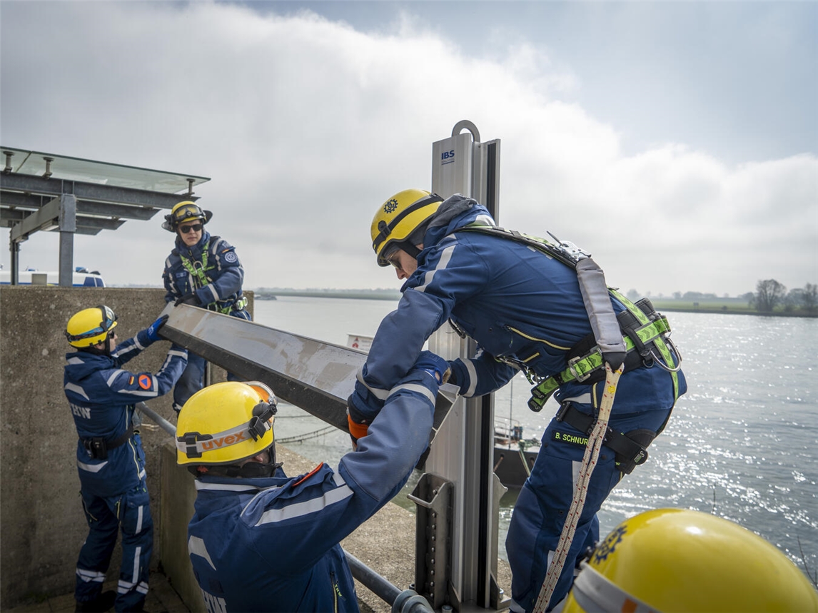 Installation einer mobilen Hochwasser-Schutzwand auf der Rheinpromenade in Emmerich. NN-Foto: Gerhard Seybert
