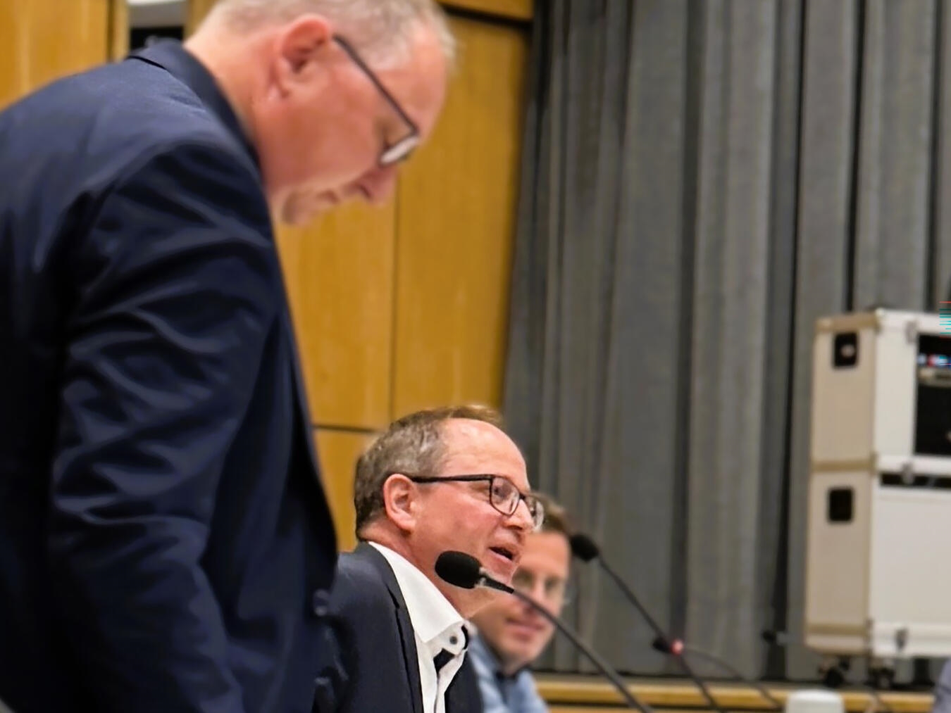 Intensive Diskussion führen Sebastian Hense und Andreas Mai am Donnerstagabend. Foto: Stadt Rees