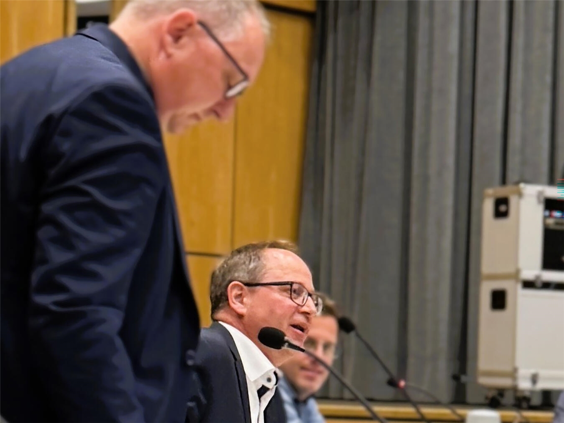 Intensive Diskussion führen Sebastian Hense und Andreas Mai am Donnerstagabend. Foto: Stadt Rees
