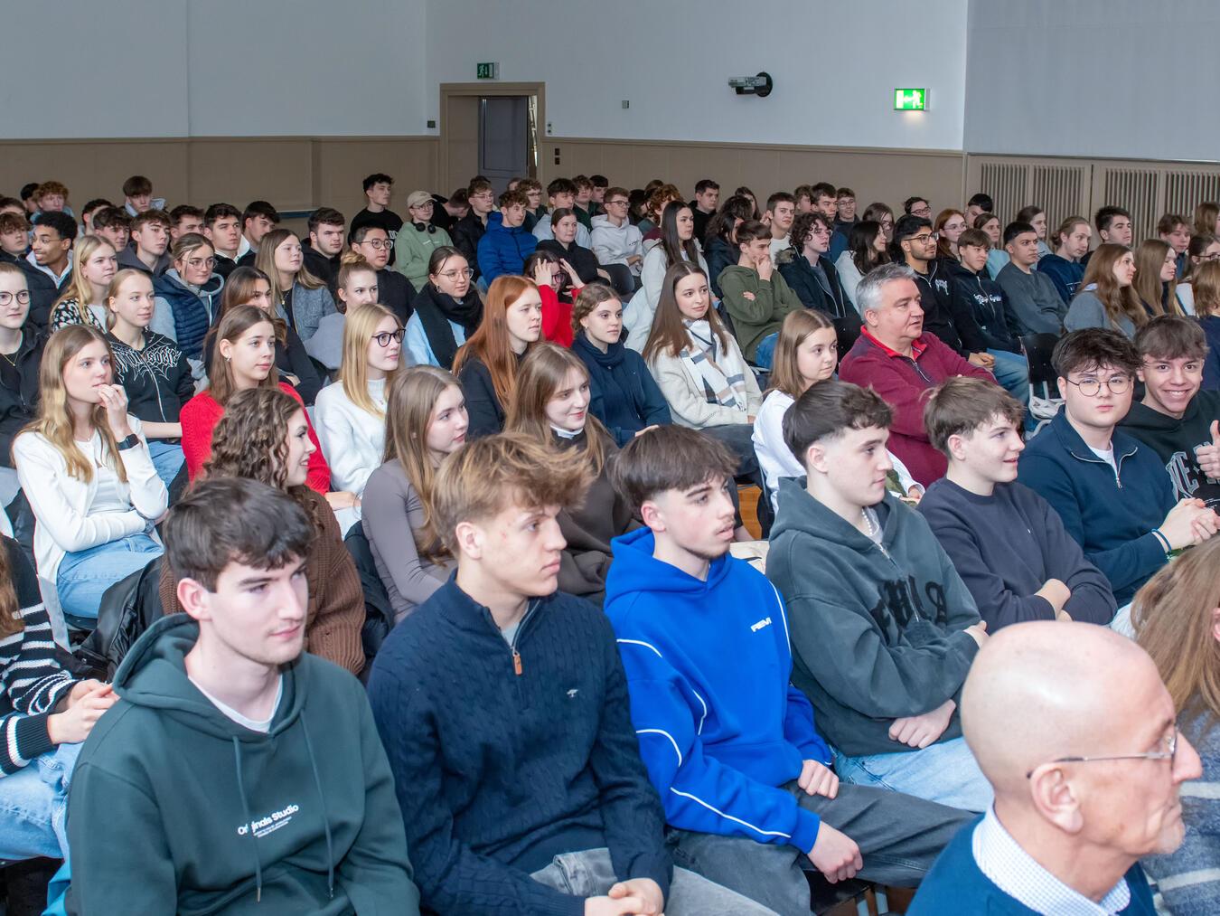 Interessiert verfolgten die Schüler die Diskussion.