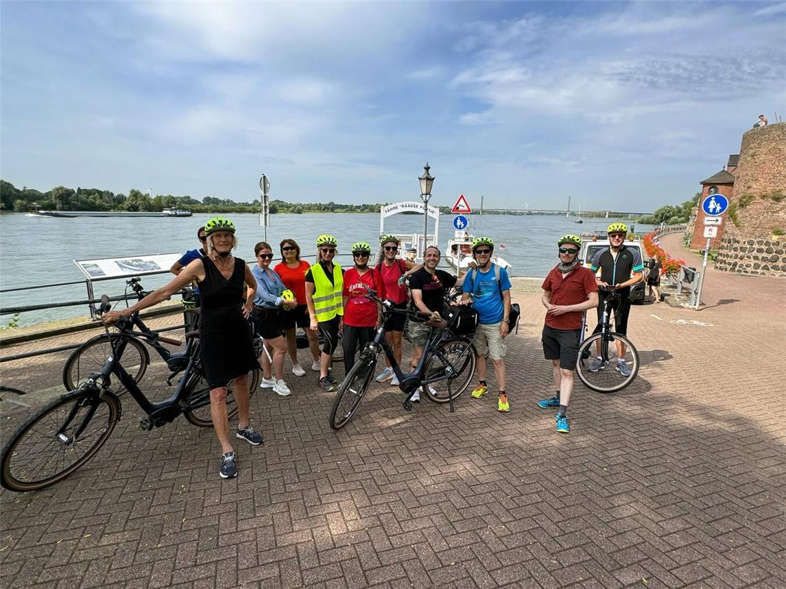 Internationale Journalisten durchradelten den Niederrhein – unter anderem auch Rees. Hier mit Gästeführerin Jutta Groot-Severt (Mitte / Signalweste). Foto: Stadt Rees