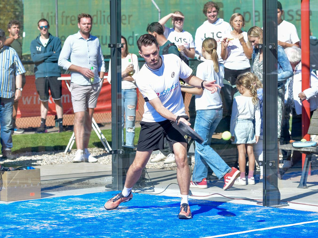 Ab sofort möglich: Padel beim Uedemer Tennis Club spielen Internationale Padel-Profis zeigten ihr Können.