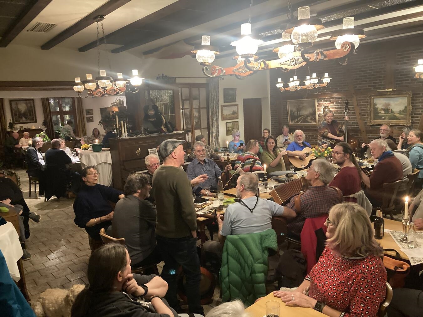 "Irische Musiker mit traditionellen Instrumenten bei einem Konzert in Wachtendonk, Irische Musik, Live-Auftritt"