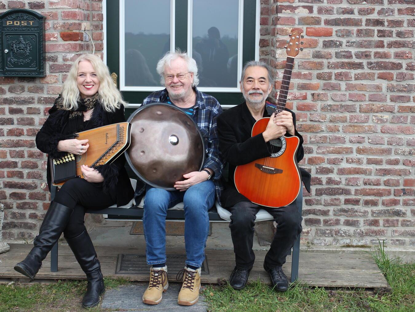 „Irish Christmas“ präsentieren die Musiker Harald Jüngst, Monika „Mo“ Stienen und Ben Paderna am 21. Dezember in Geldern.Foto: privat