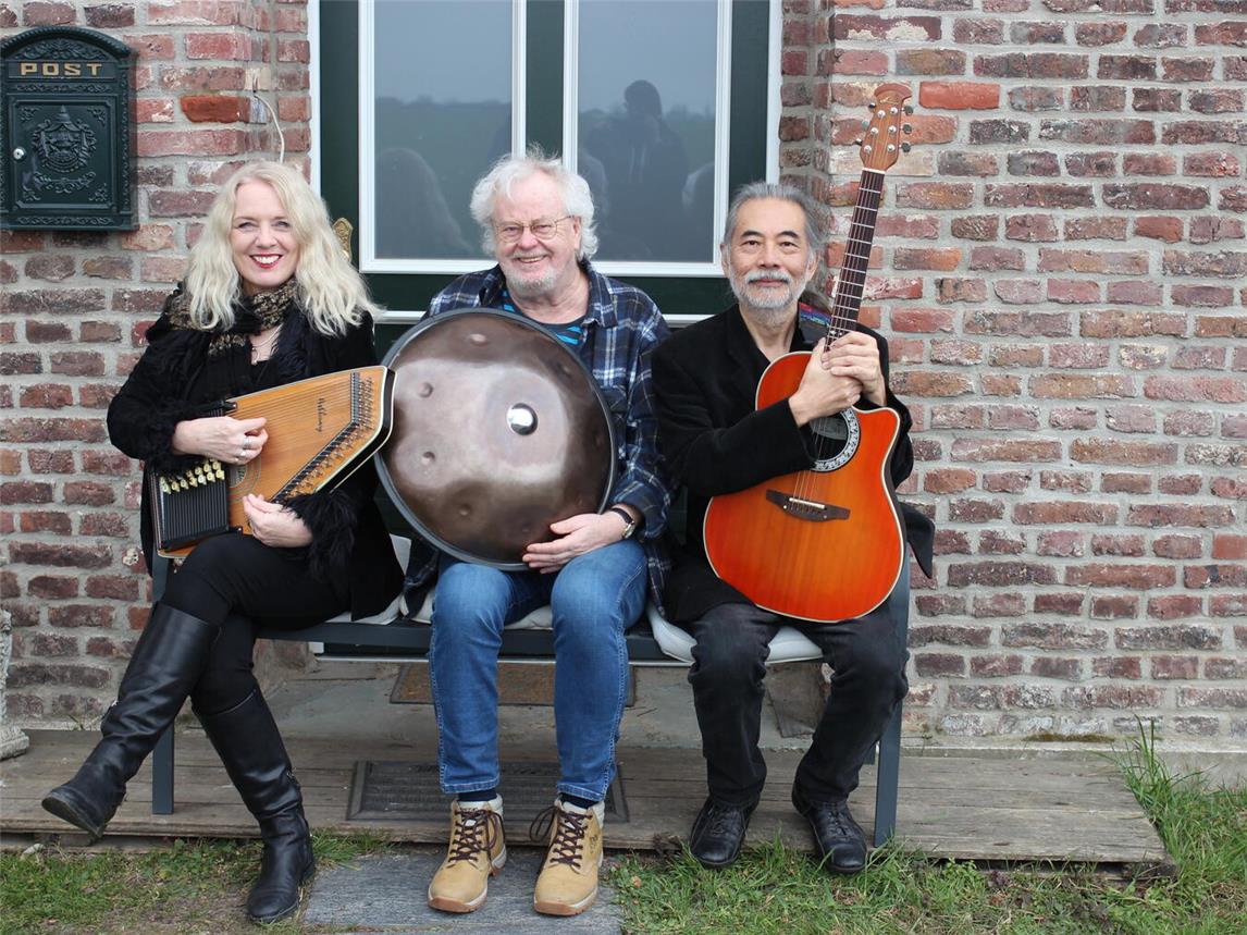 „Irish Christmas“ präsentieren die Musiker Harald Jüngst, Monika „Mo“ Stienen und Ben Paderna am 21. Dezember in Geldern.Foto: privat