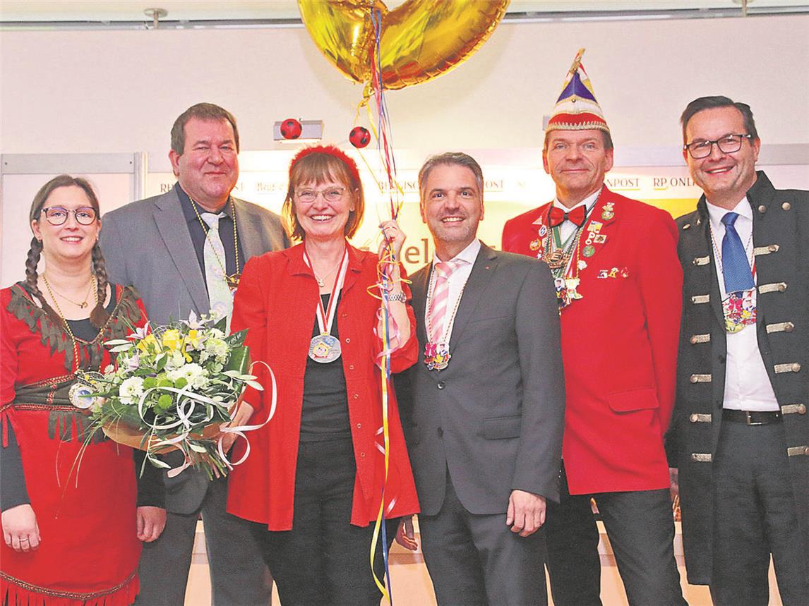 Irmgard Marten (3.v.l.) wurde mit dem Gelderschen Draak ausgezeichnet: (v.l.) Lüllingens Ortsbürgermeisterin Julia Janßen; RP-Lokalchef Dirk Möwius, Patrick Tekock, Regionalleiter der Sparkasse Krefeld in Geldern, KKG-Präsident Markus Schaetzki und Bürgermeister Sven Kaiser.NN-Fotos: Theo Leie