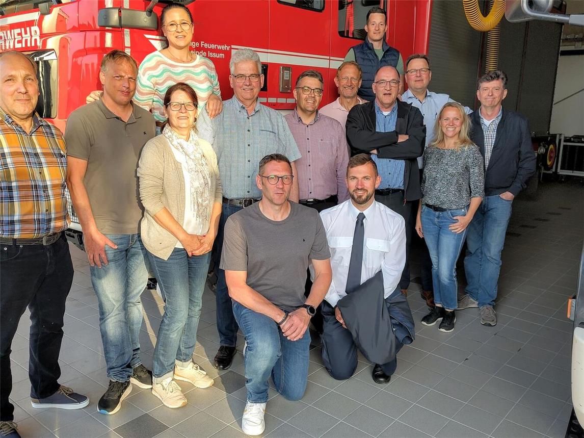 Issumer Bürgermeisterkandidat Alexander Alberts besucht die Freiwillige Feuerwehr. Foto: Freiwillige Feuerwehr Issum