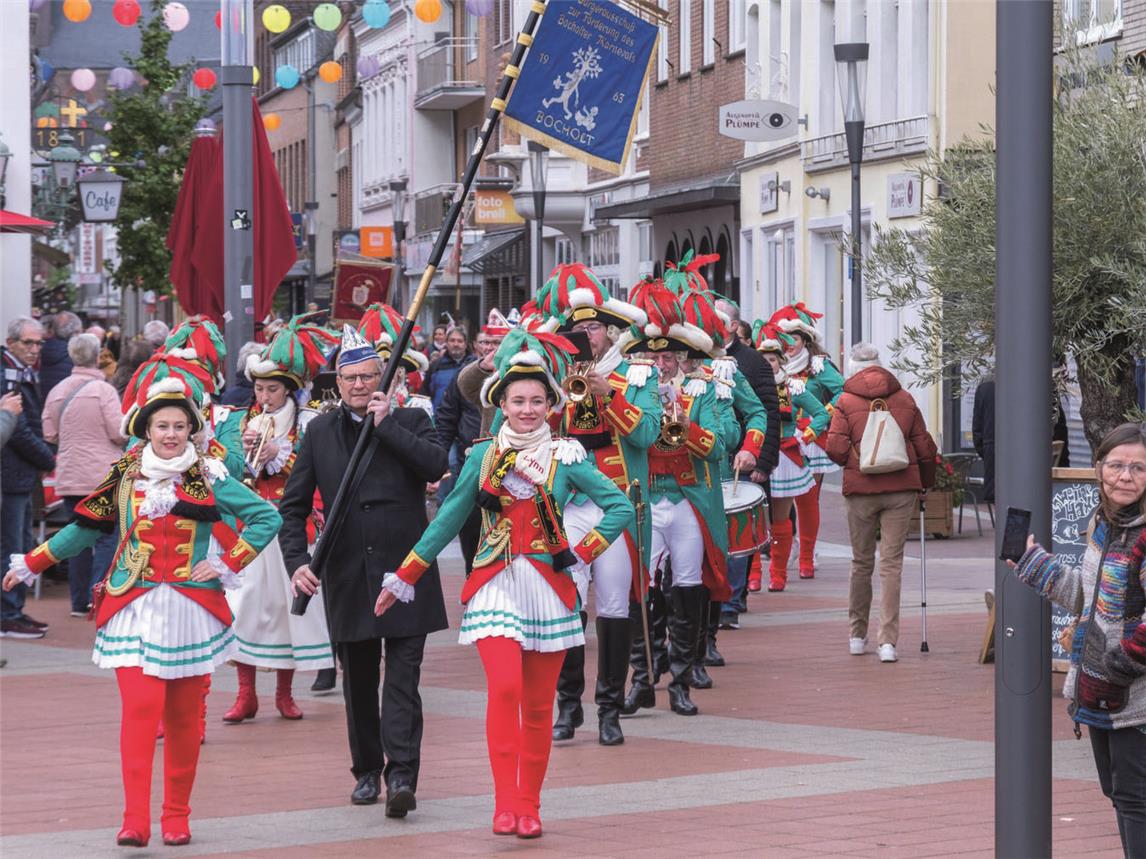 Ja ist denn heute schon Karneval? fragen sich Besucher der Wallfahrtsstadt Kevelaer im November angesichts der zahlreichen Karnevalisten. Foto: Thomas Rauers