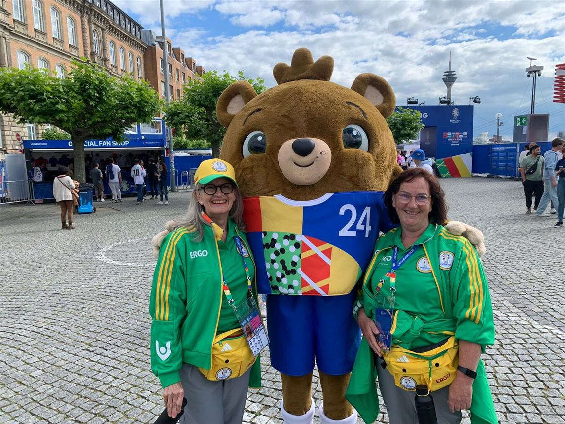 Jacqueline Stäbe (l.) und Eveline Scharloo posieren mit EM-Masskotchen „Albärt“ auf der Fanmeile des Düsseldorfer Rheinufers.Foto: Privat