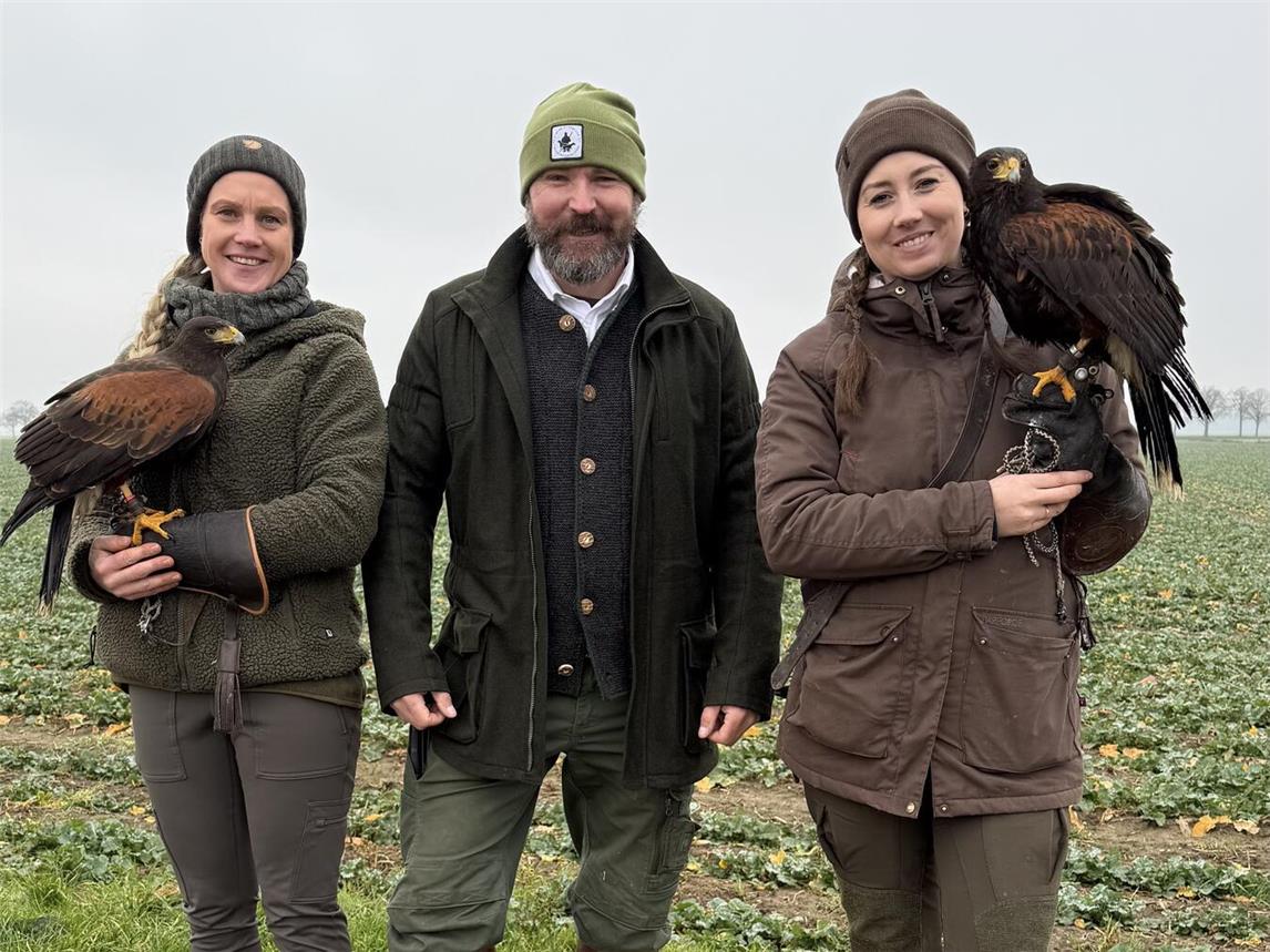 Jagdpächter Dennis Panthen und die beiden Falknerinnen.Foto: privat