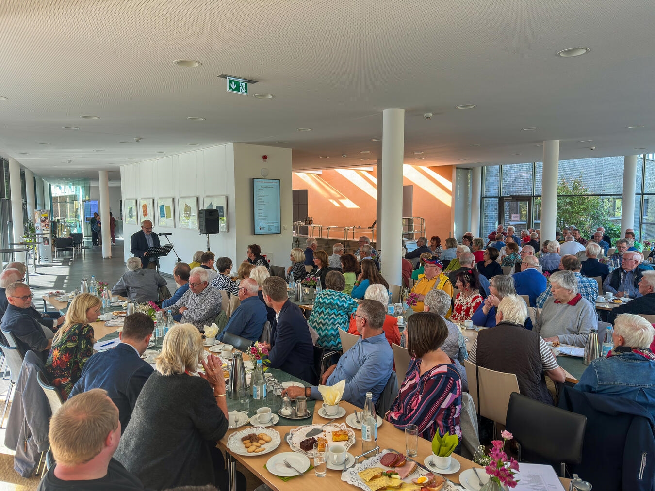 Nostalgie, Erinnerungen und lebhafter Austausch Jahr für Jahr freut sich die Stadt darüber, dass so viele ehemalige Kollegen die Veranstaltung bereichern. Foto: Stadt Kleve