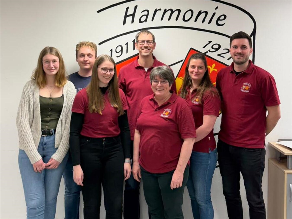 Jahreshauptversammlung der Harmonie (vordere Reihe, v.l.) Sophia Lemken (neue Beisitzerin), Lynn van Dop(Beisitzerin) und Birgit Ingenlath (Schriftführerin); (hintere Reihe, v.l.) Daniel Thoneick ( neuer 2. Vorsitzender), Jens Grüntjes (Kassierer, Ann-Christin Bußmann (Beisitzerin) und Georg Ingenlath (1. Vorsitzender). Foto: Harmonie Sonsbeck/Labbeck