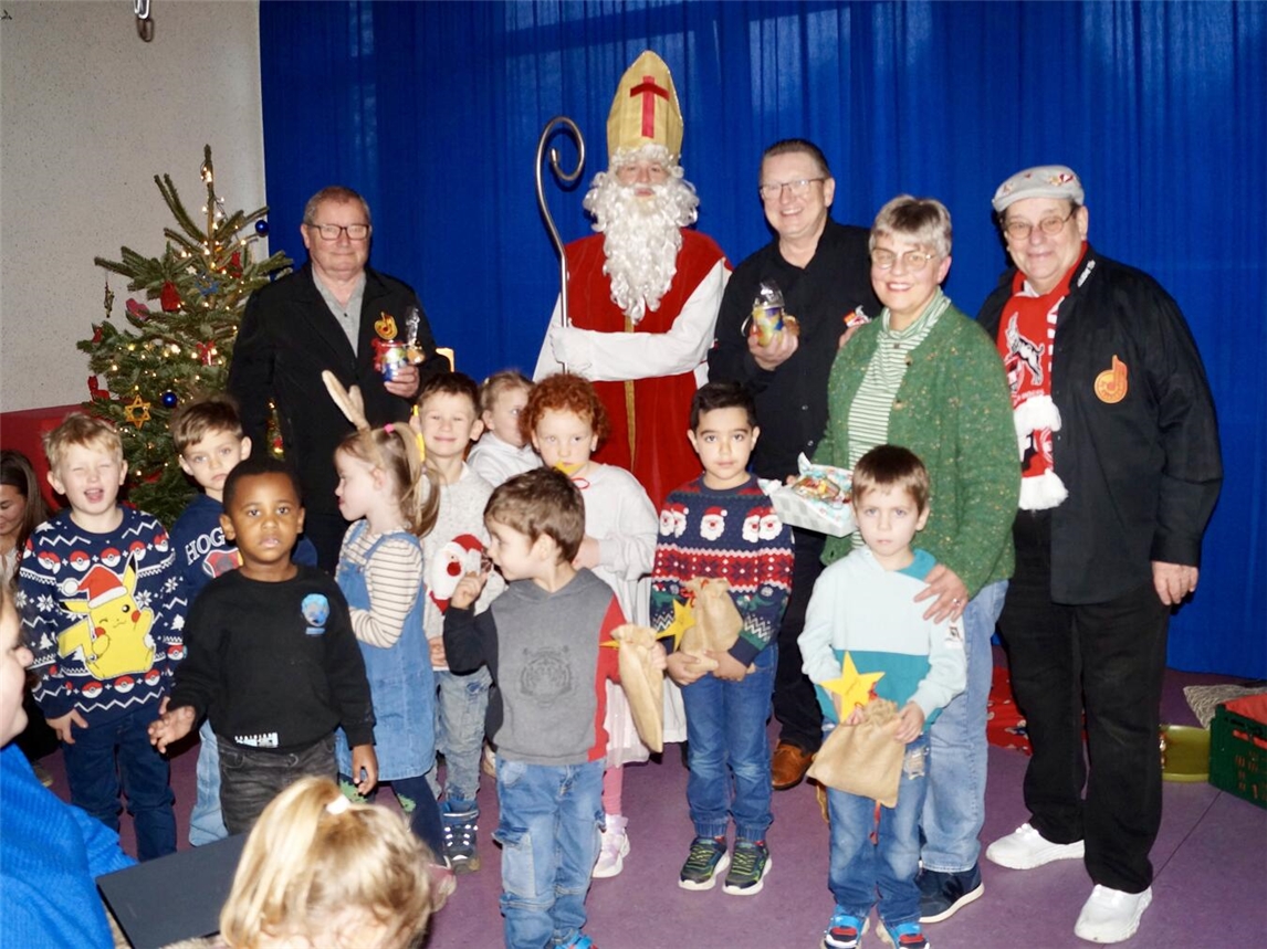 Jakob Willems, der heilige Nikolaus, Gerd Lange, Cäcilia „Cilli“ Horlemann und Hans „Hammer“ Kubon mit den Kindern der verschiedenen Gruppen, die sich sichtlich über die gelungene Feier freuen.Foto: Hans Kubon
