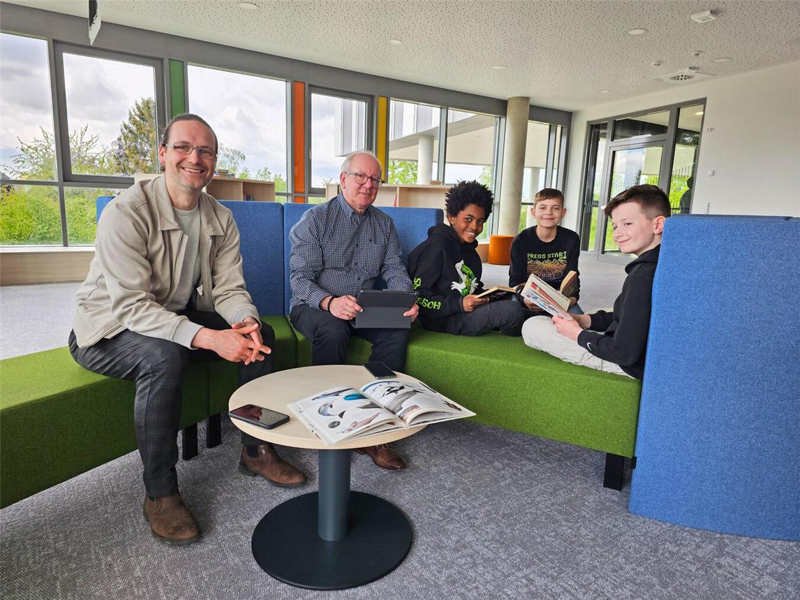 Jan Butzheinen-Denkewitz (l.) und Wilfried Schönherr (2.v.l.) bei einem Abstecher in das neue Selbstlernzentrum. NN-Fotos: Thomas Langer