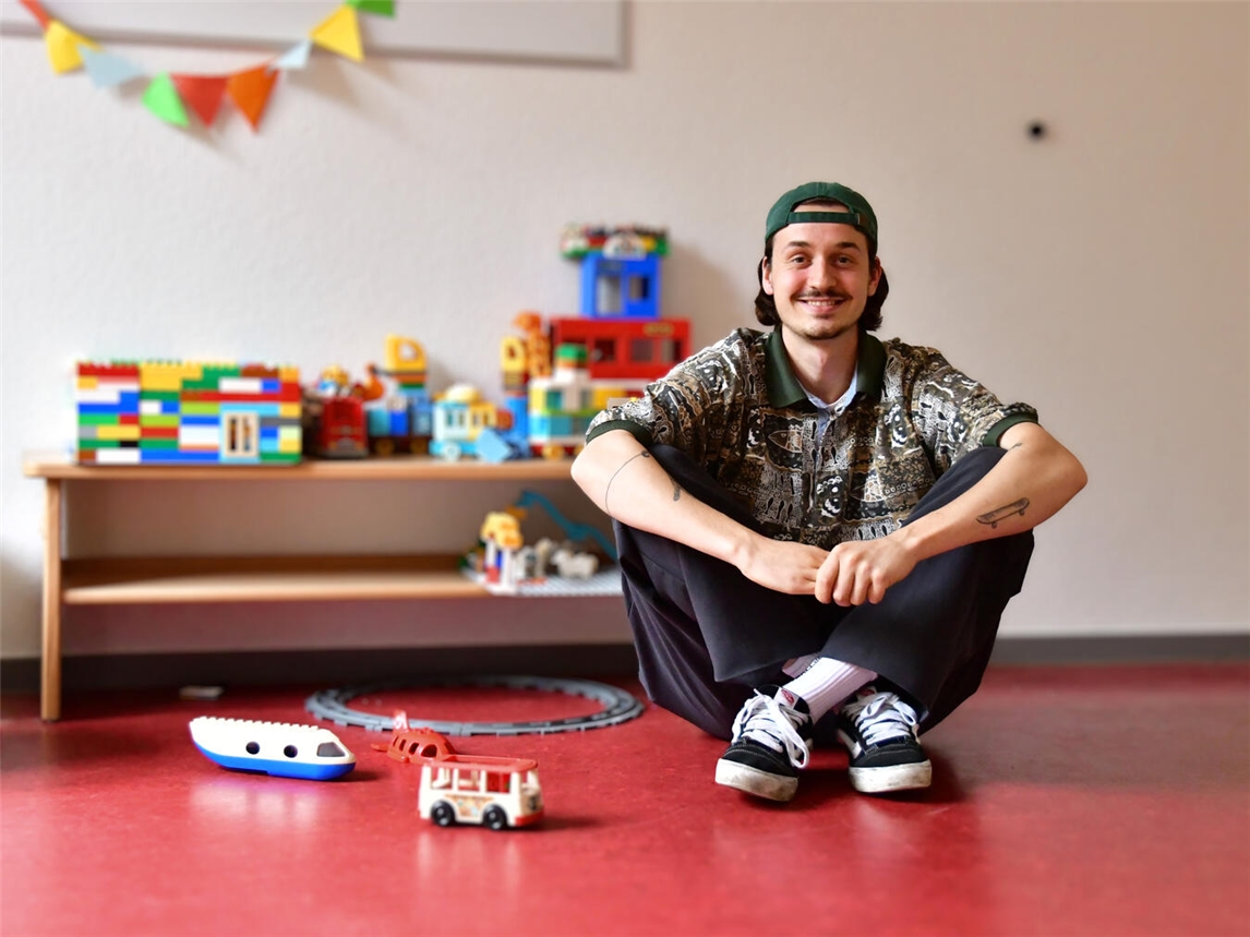 Jan Johannes (27) ist der erste duale Student des Caritasverbandes Kleve. An drei Tagen in der Woche studiert er an der katholischen Hochschule in Köln. Seinen Lernort Praxis absolviert er in der Wohngruppe Frida der stationären Kinder-, Jugend- und Behindertenhilfeeinrichtung „Die Münze“. Foto: Caritas