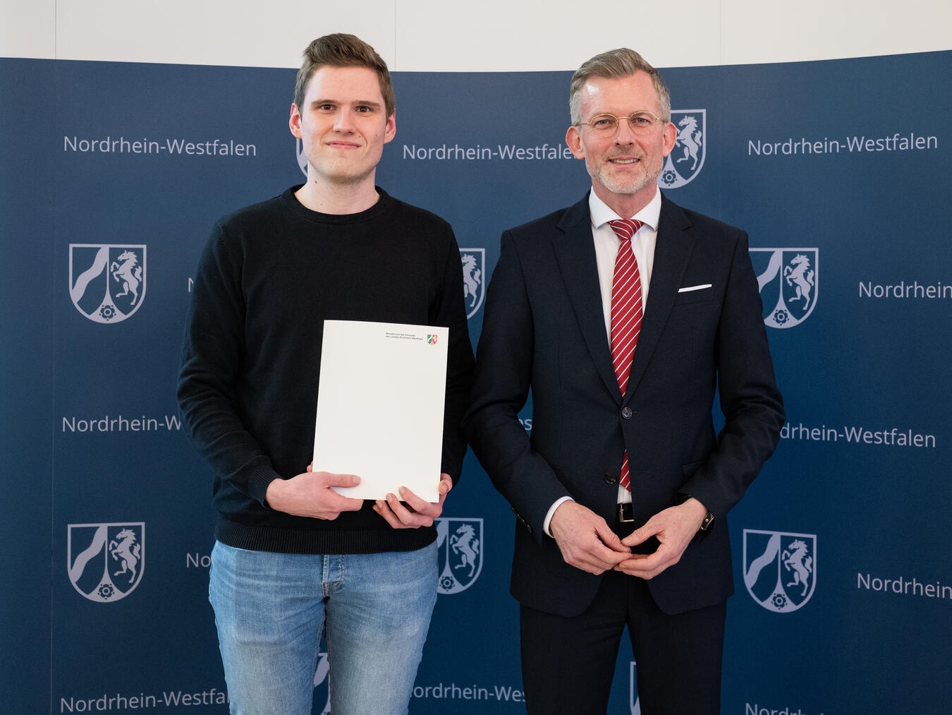 Jan Tunnissen mit Staatssekretär Dr. Dirk Günnewig.Foto: Mark Hermenau