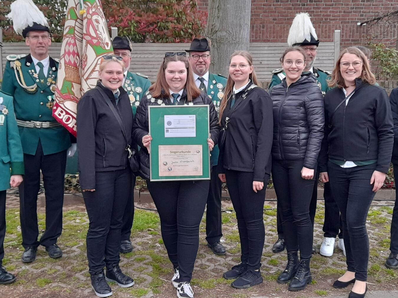 Jana Elsenbusch (m.) errang vergangenes Jahr den Titel der Jugendprinzessin. Foto: privat