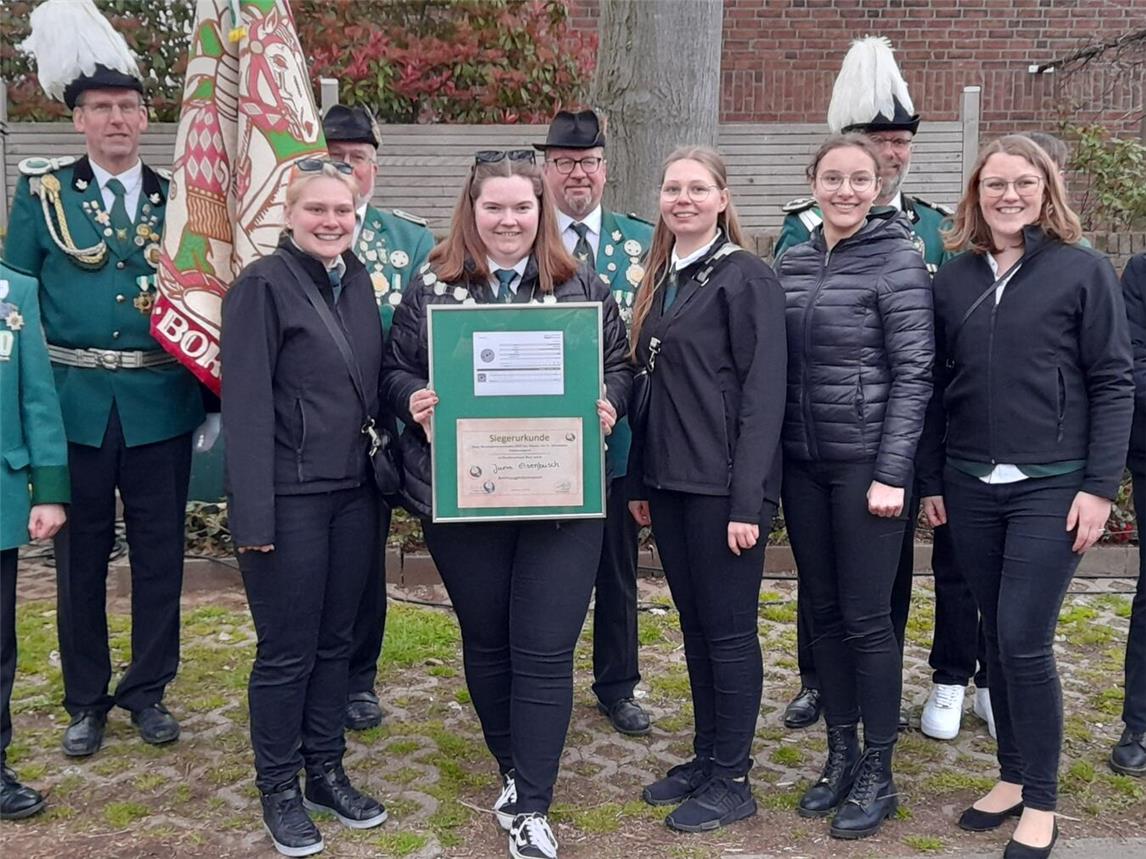 Jana Elsenbusch (m.) errang vergangenes Jahr den Titel der Jugendprinzessin. Foto: privat