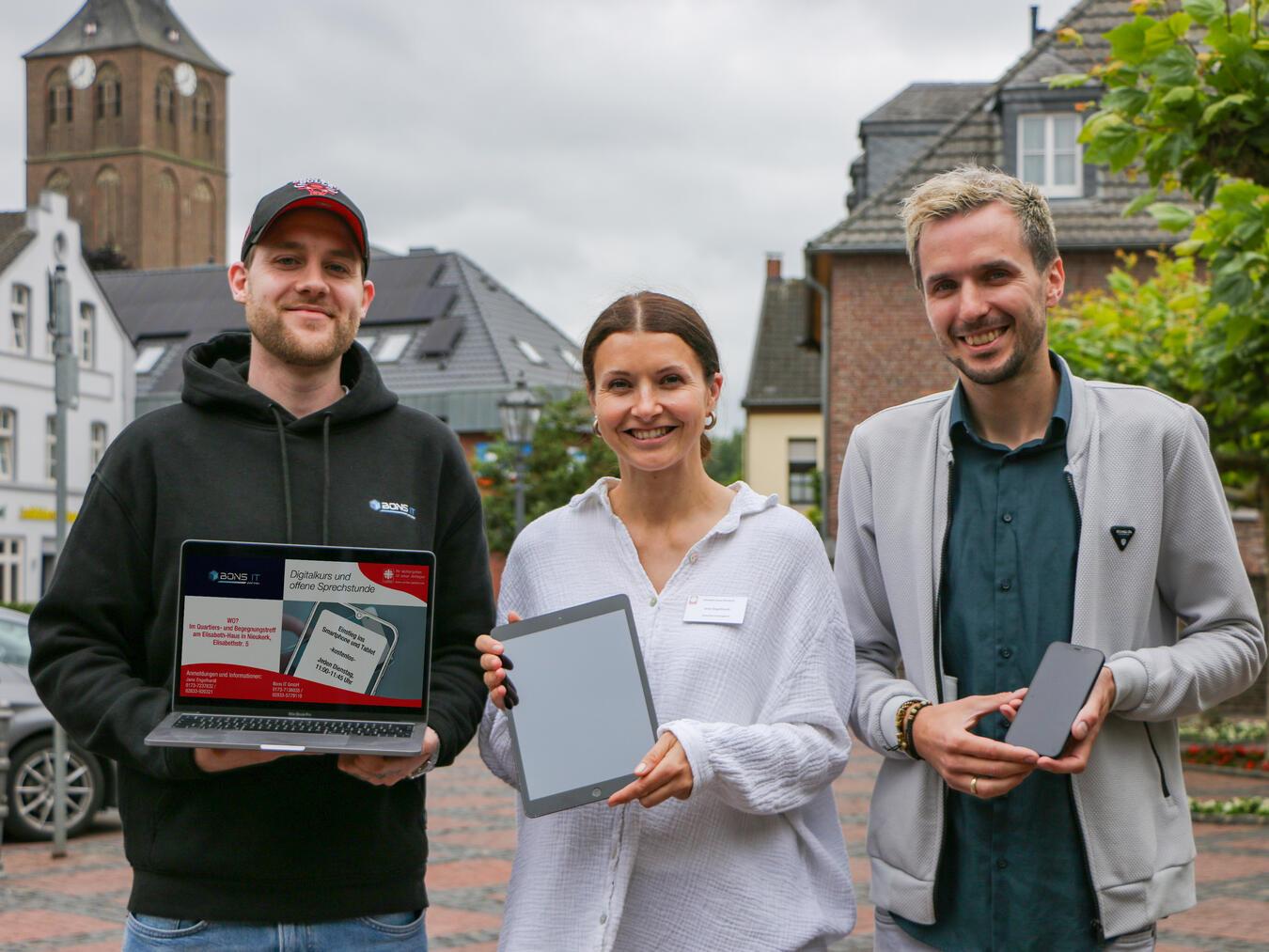 Jane Engelhardt (Quartiersmanagerin) sowie Patrick Bons (r.) und Niclas Habrich von der Bons IT GmbH präsentieren das neue Kursangebot „Digital im Quartier“ für die Generation 60+.Foto: Caritasverband Geldern-Kevelaer