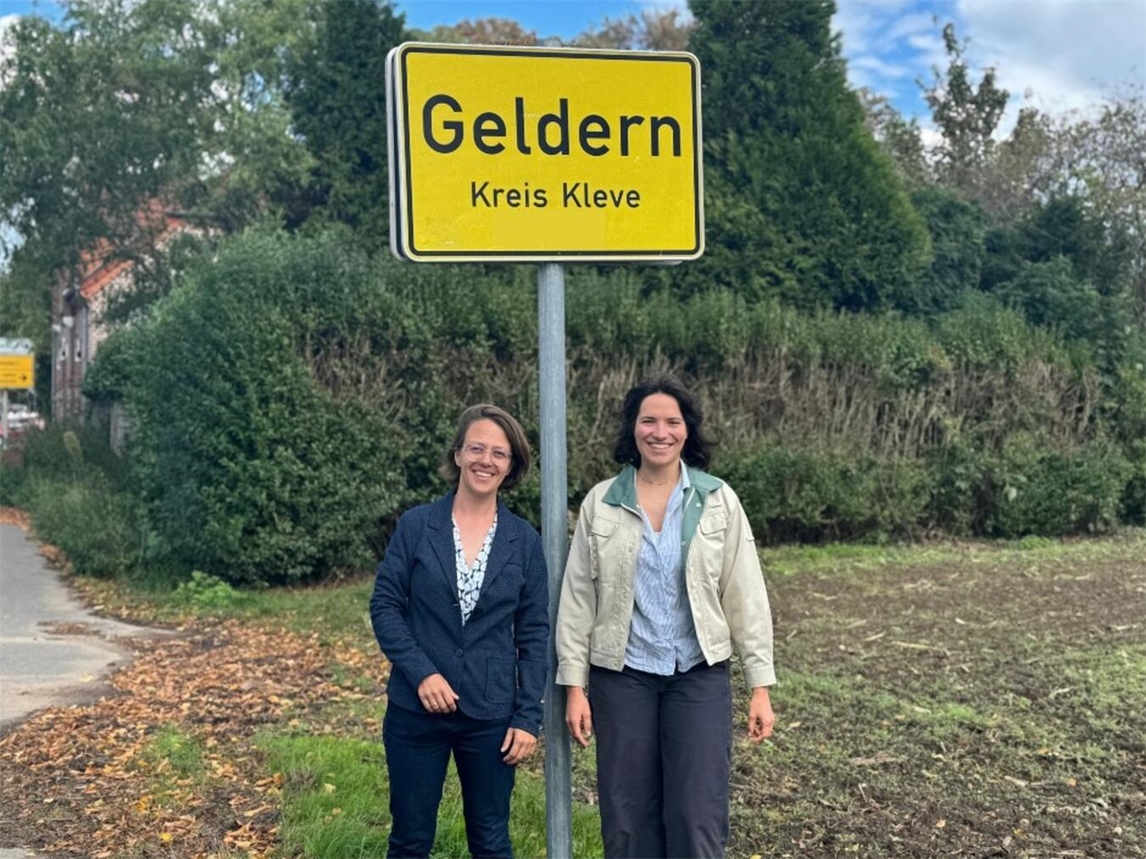 Janine Segref und Marlene Riegler vom Bereich Umwelt und Mobilität mit Teilnehmern, Stadt Geldern Veranstaltung.